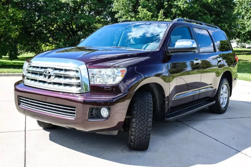 2016 Toyota Sequoia SR5 photo 1