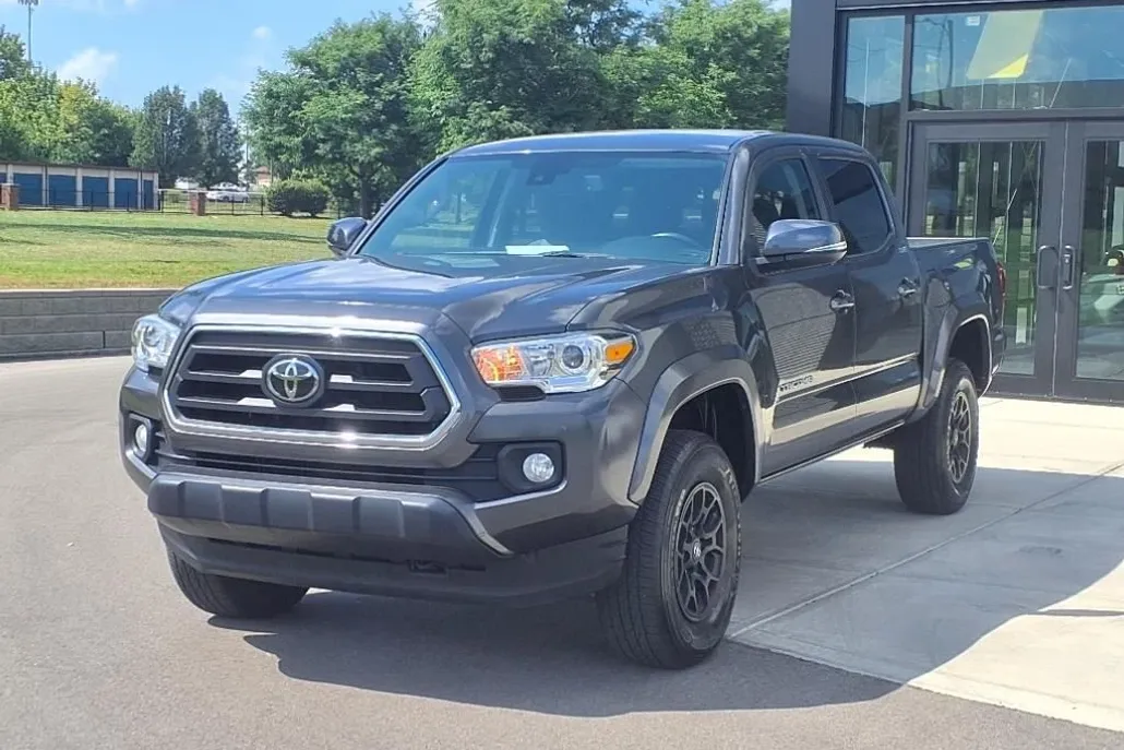 2022 Toyota Tacoma V6 4x4 LE photo 1