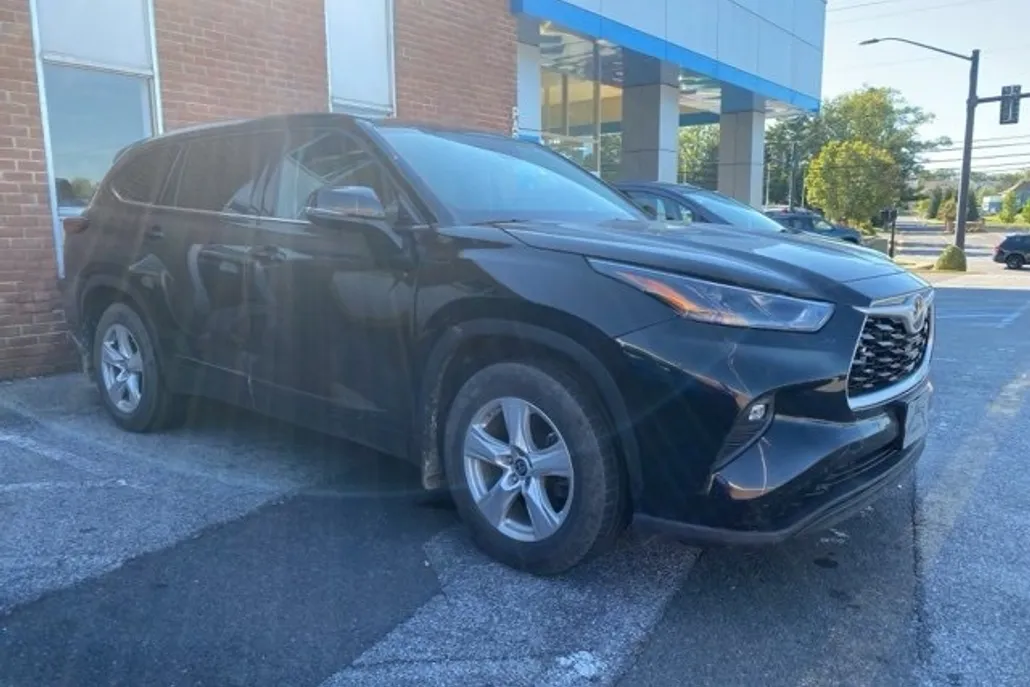 2021 Toyota Highlander L photo 1