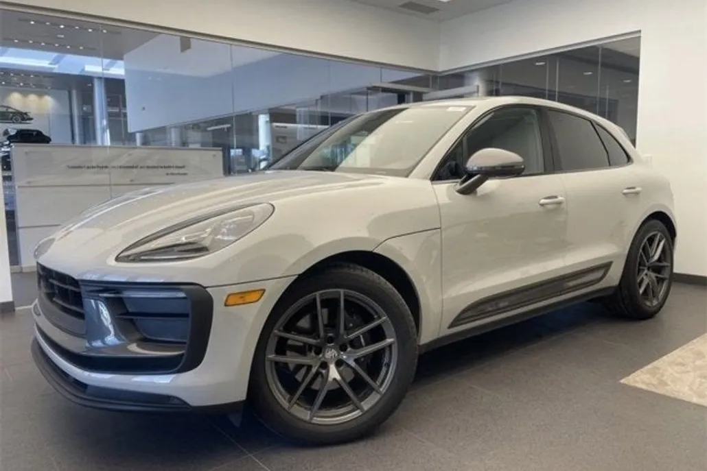 2025 Porsche Macan T photo 1