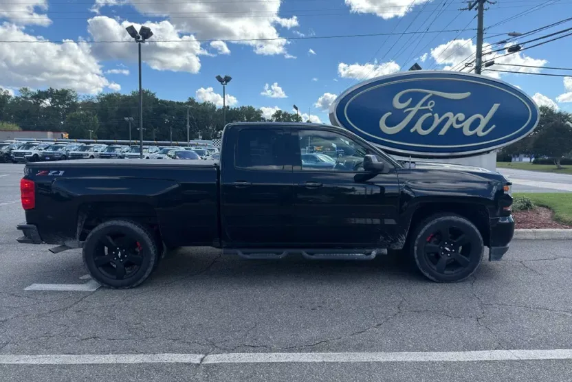 2018 Chevrolet Silverado LT photo 1