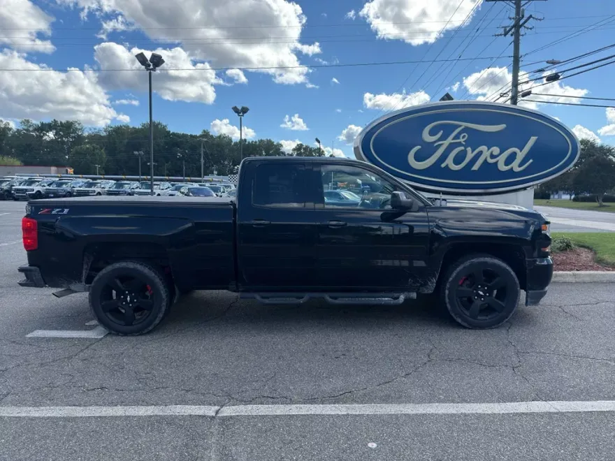 2018 Chevrolet Silverado LT photo 1