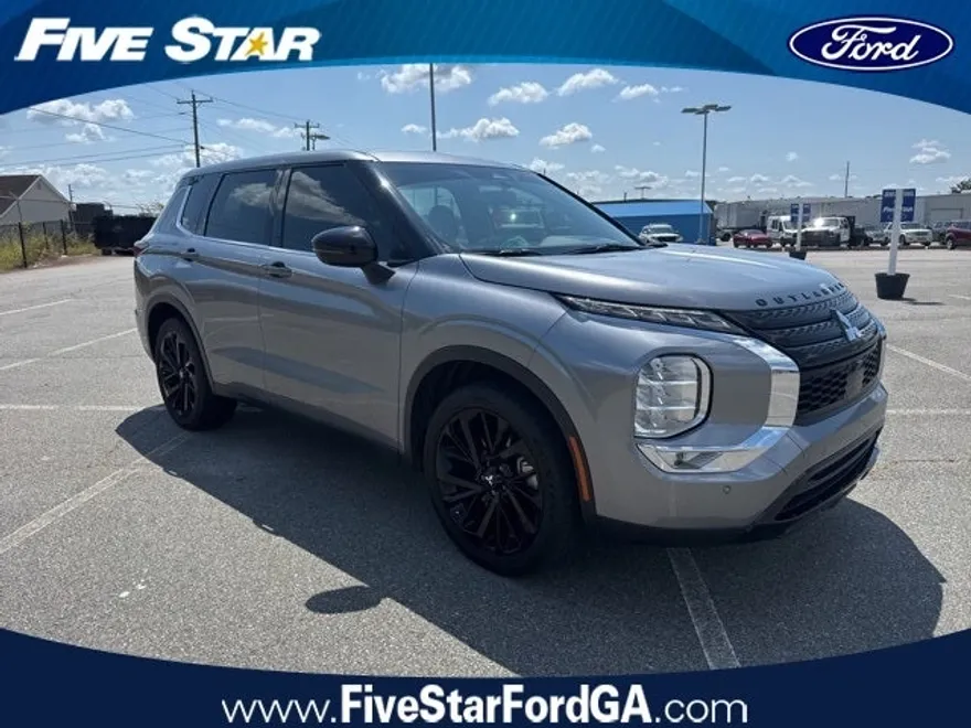 2023 Mitsubishi Outlander SE Black Edition photo 1