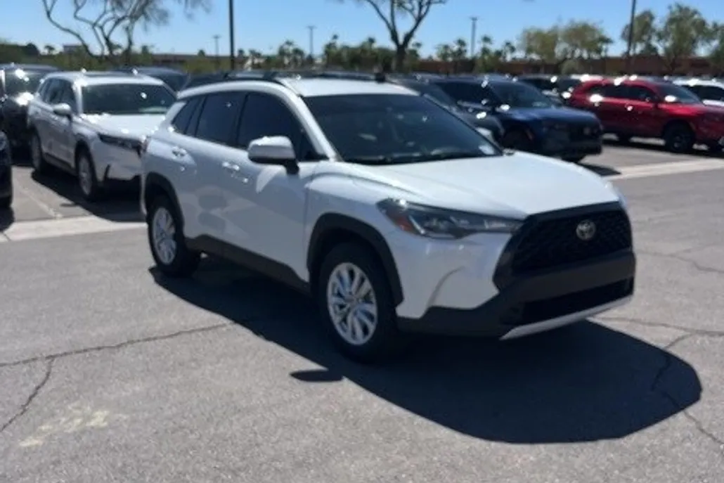 2022 Toyota Corolla Cross LE photo 1