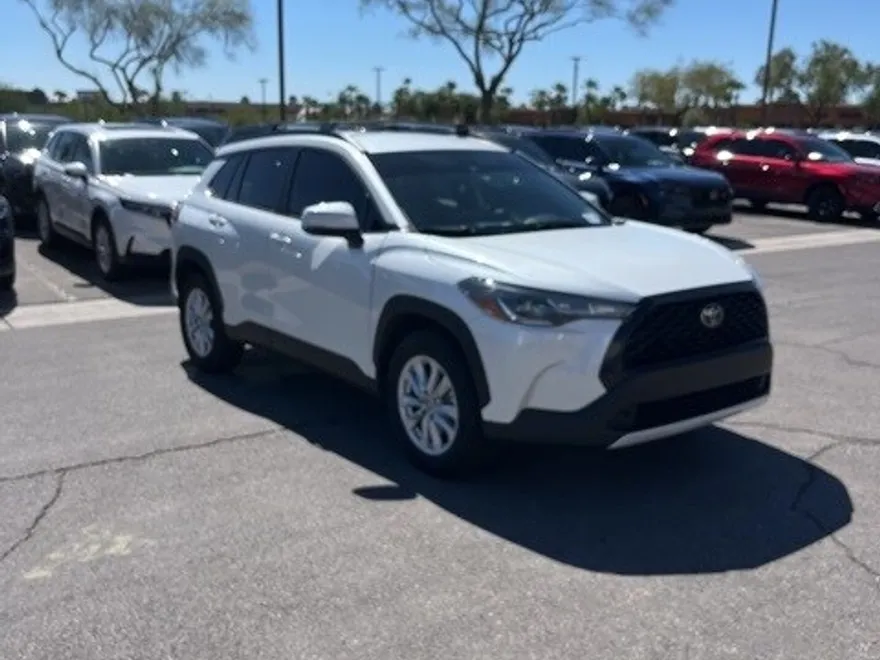 2022 Toyota Corolla Cross LE photo 1