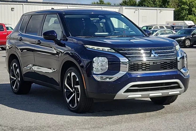 2024 Mitsubishi Outlander SE photo 1