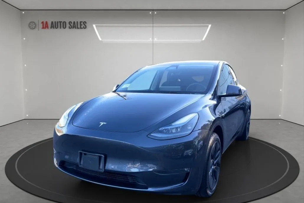 2024 Tesla Model Y Long Range photo 1