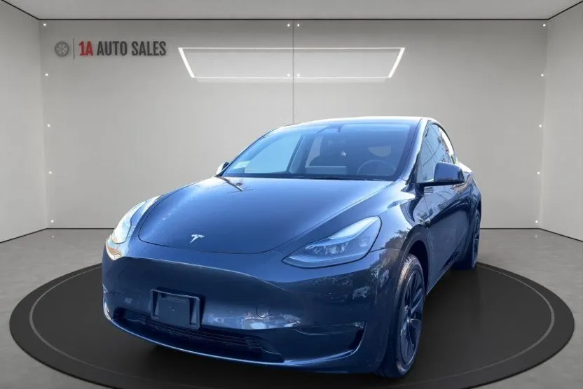 2024 Tesla Model Y Long Range photo 1