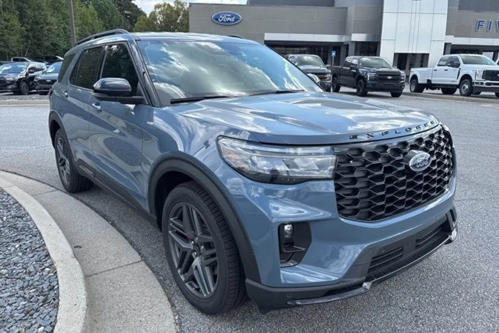 2025 Ford Explorer ST-Line photo 1