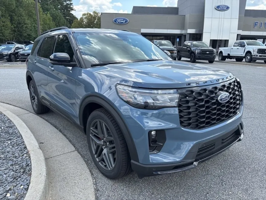 2025 Ford Explorer ST-Line photo 1
