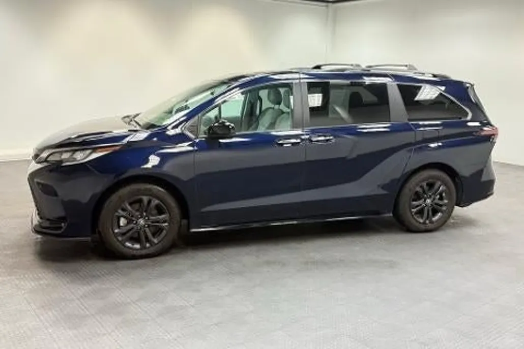 2024 Toyota Sienna XSE photo 1