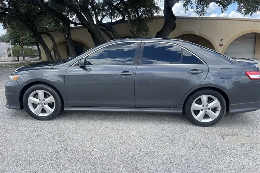 2011 Toyota Camry SE photo 1