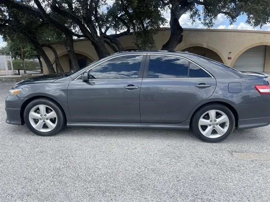 2011 Toyota Camry SE photo 1