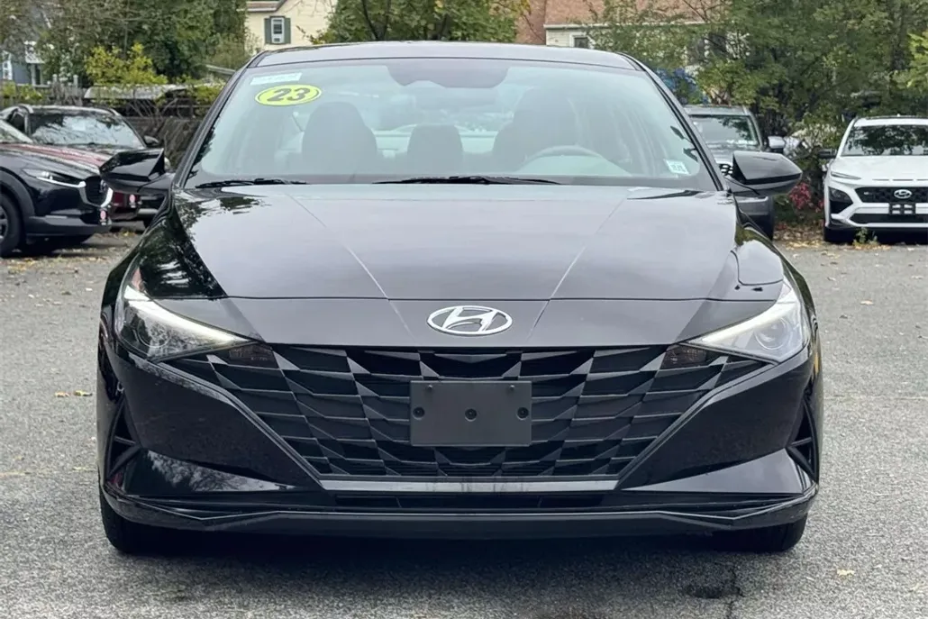 2023 Hyundai Elantra SEL photo 1