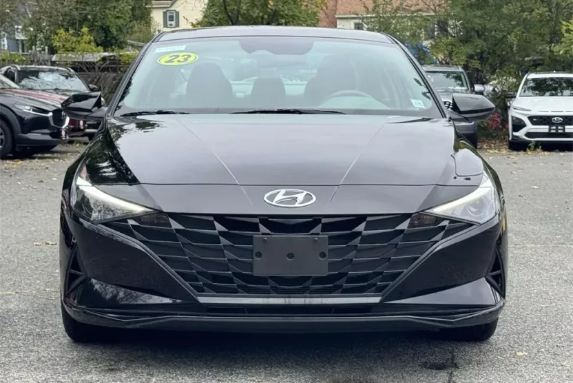 2023 Hyundai Elantra SEL photo 1