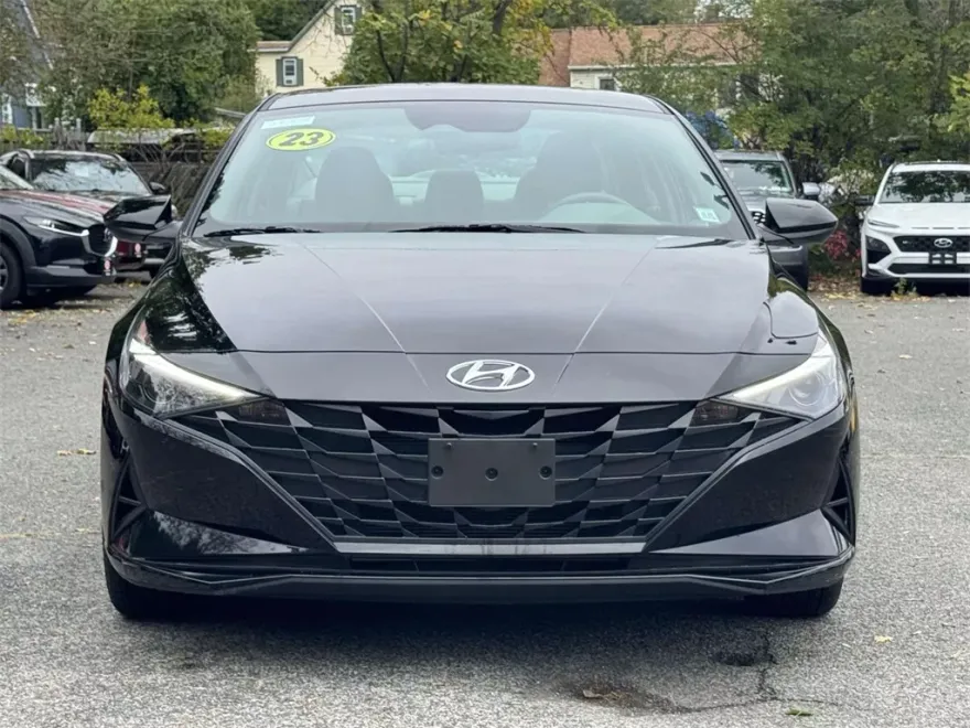 2023 Hyundai Elantra SEL photo 1