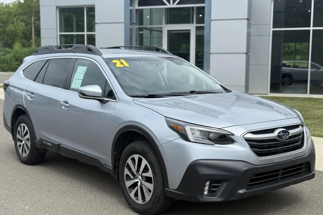 2021 Subaru Outback Premium photo 1