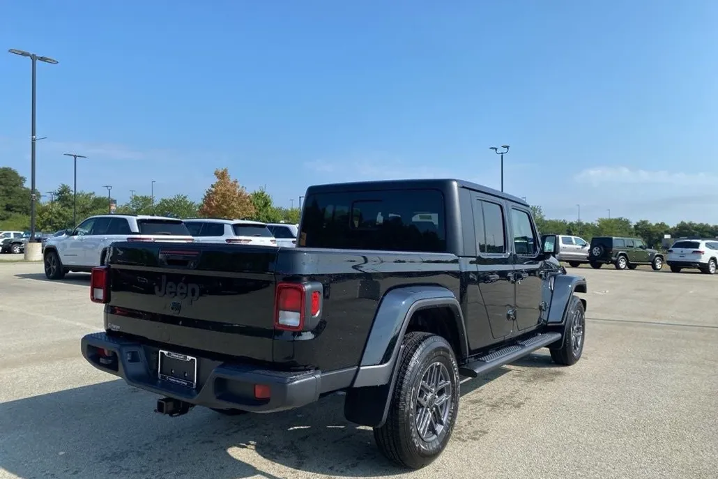 2025 Jeep Gladiator Sport S photo 1