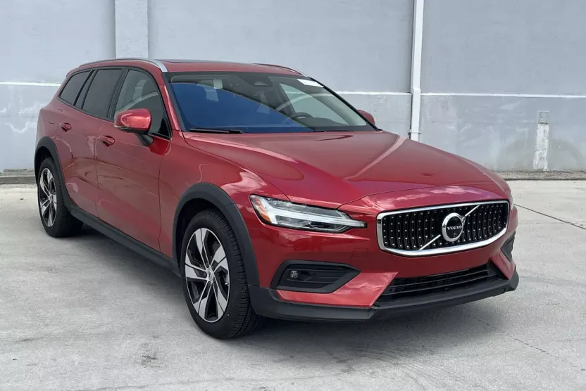 2024 Volvo V60 Cross Country Plus photo 1