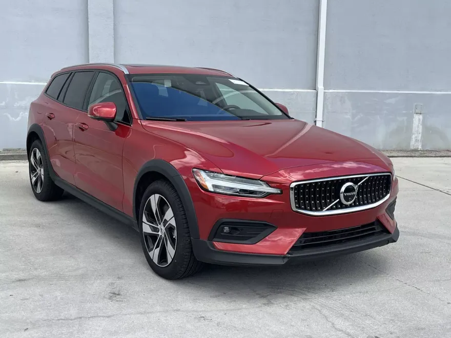2024 Volvo V60 Cross Country Plus photo 1