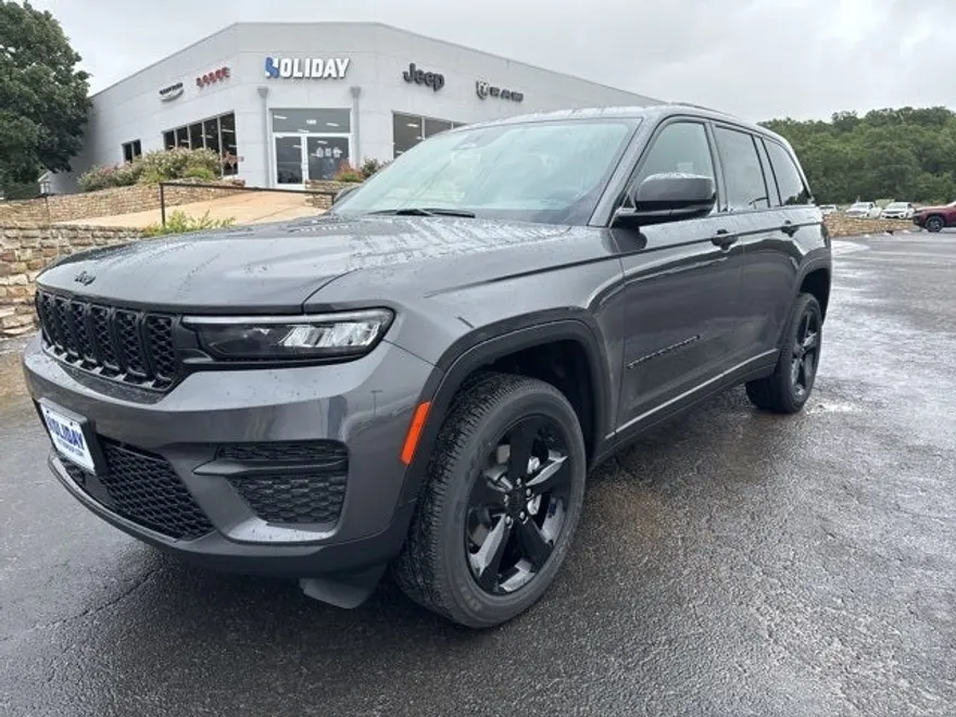 2025 Jeep Grand Cherokee Altitude photo 1