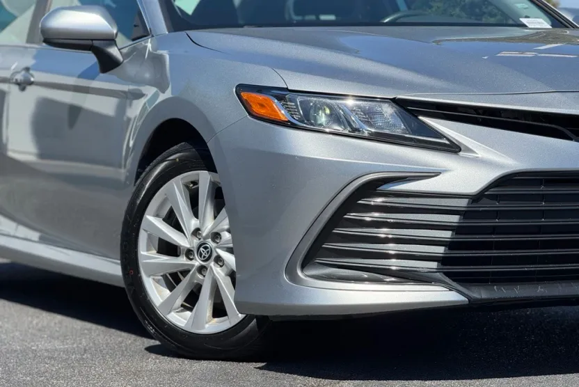 2023 Toyota Camry LE photo 1