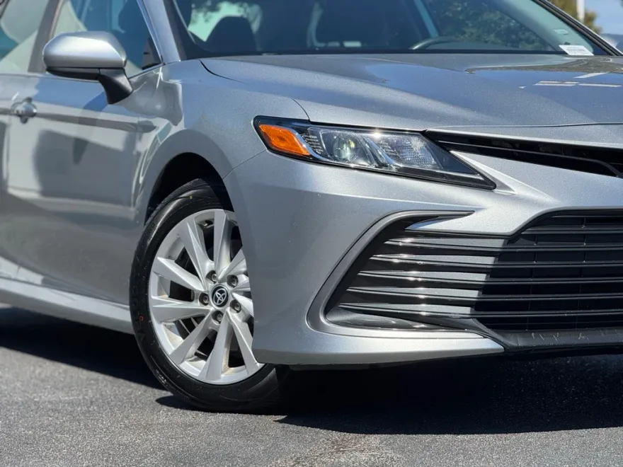 2023 Toyota Camry LE photo 1