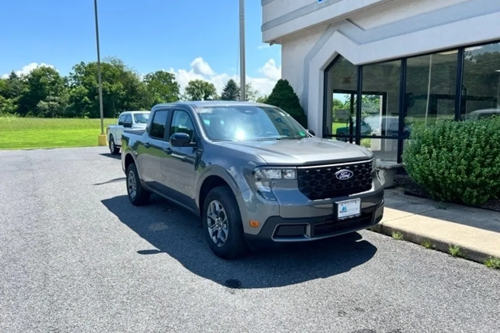 2025 Ford Maverick XLT photo 1