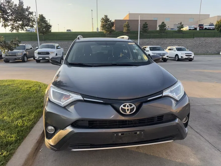 2016 Toyota RAV4 XLE photo 1