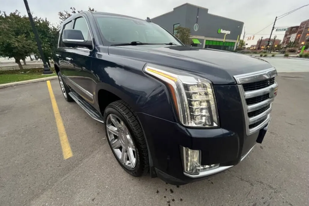 2017 Cadillac Escalade Luxury photo 1