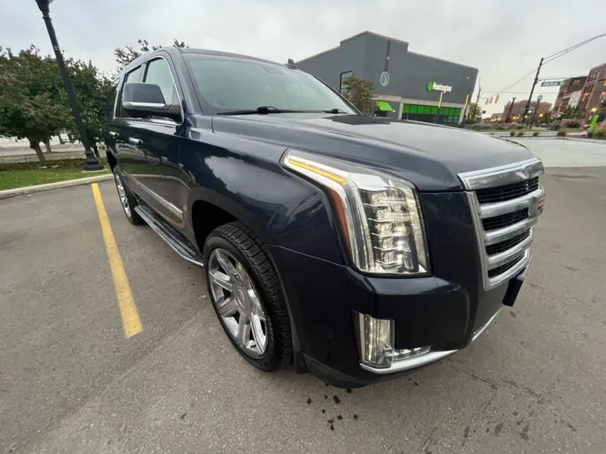 2017 Cadillac Escalade Luxury photo 1
