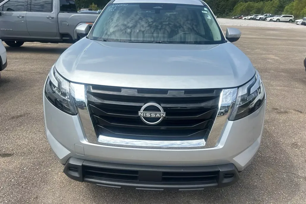 2023 Nissan Pathfinder SV photo 1