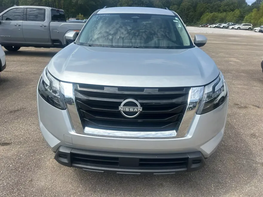 2023 Nissan Pathfinder SV photo 1