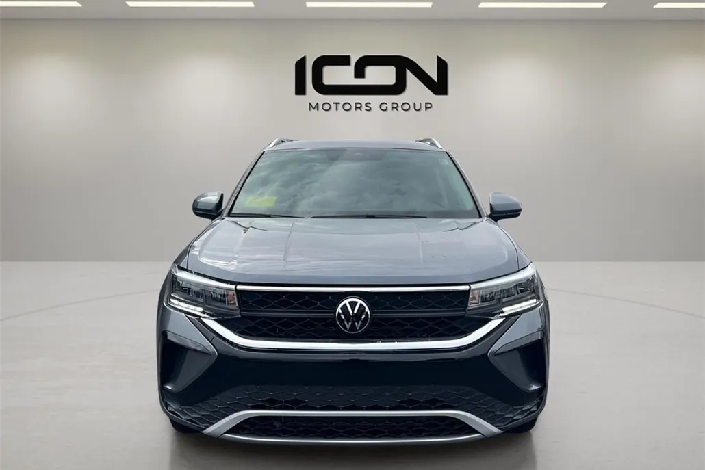 2024 Volkswagen Taos SE photo 1