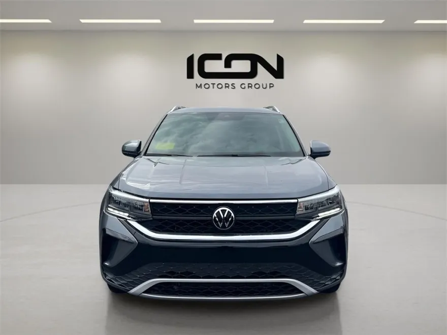2024 Volkswagen Taos SE photo 1
