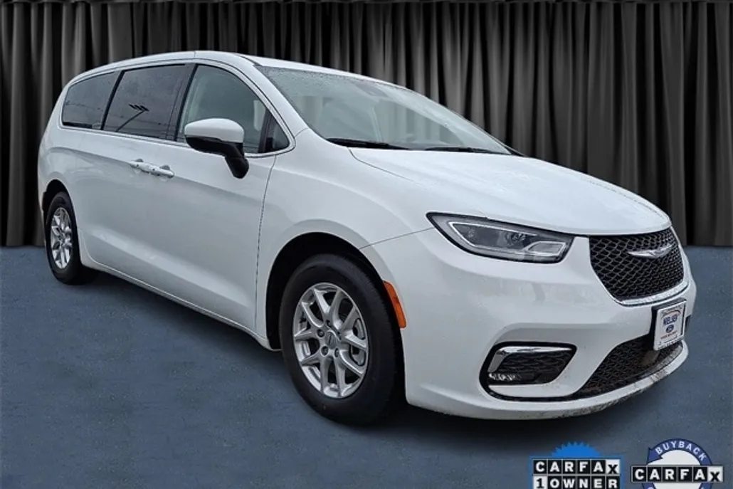 2023 Chrysler Pacifica Touring L photo 1