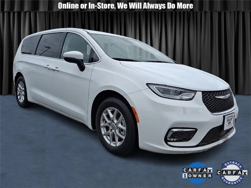 2023 Chrysler Pacifica Touring L photo 1