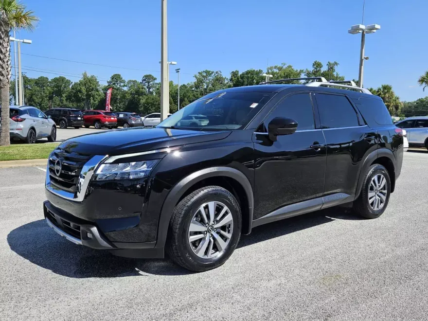 2023 Nissan Pathfinder SL photo 1