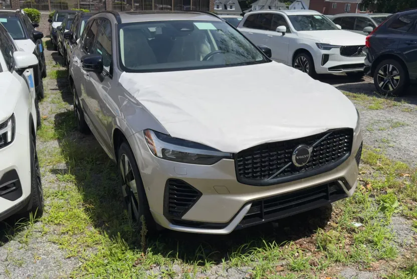 2025 Volvo XC60 Hybrid T8 Plus photo 1