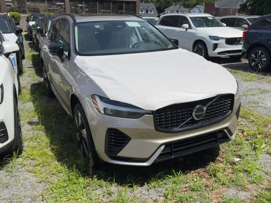 2025 Volvo XC60 Hybrid T8 Plus photo 1