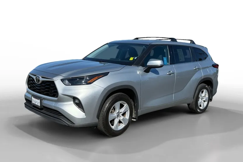 2022 Toyota Highlander LE photo 1