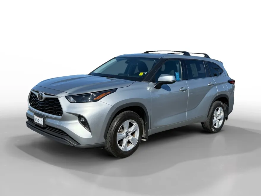 2022 Toyota Highlander LE photo 1