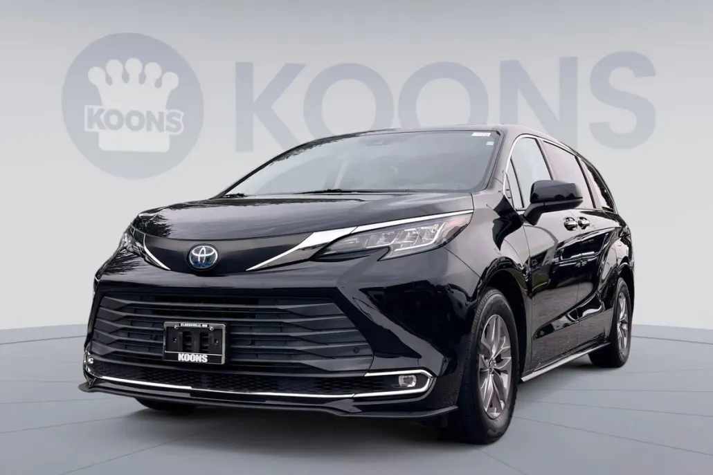 2021 Toyota Sienna XLE photo 1