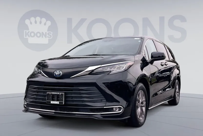 2021 Toyota Sienna XLE photo 1