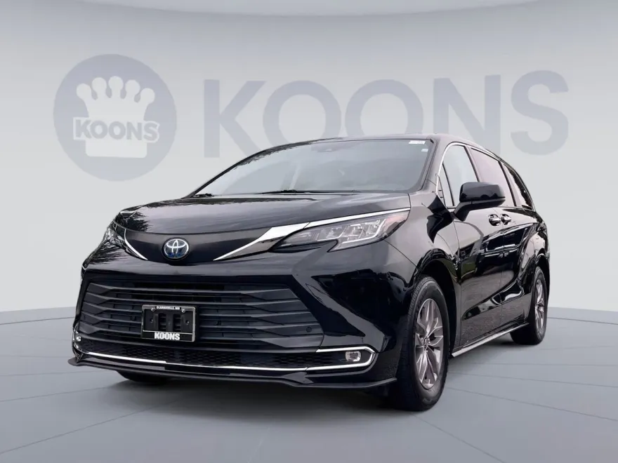 2021 Toyota Sienna XLE photo 1