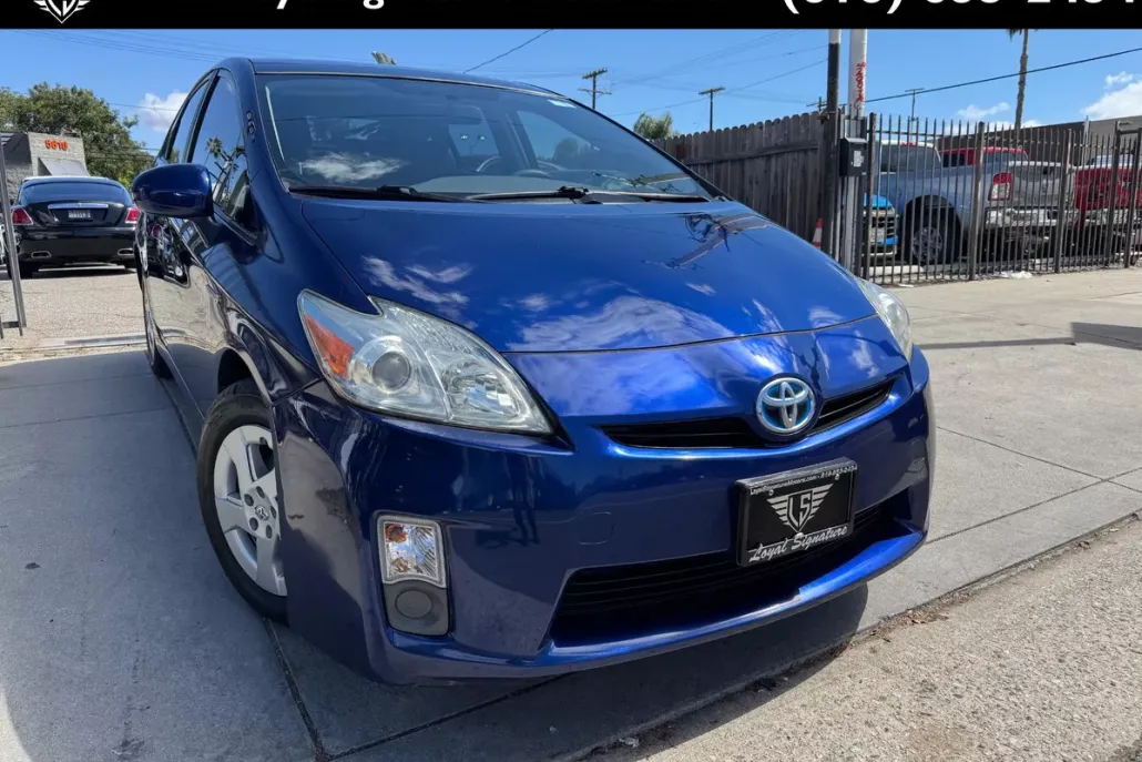 2010 Toyota Prius Three photo 1