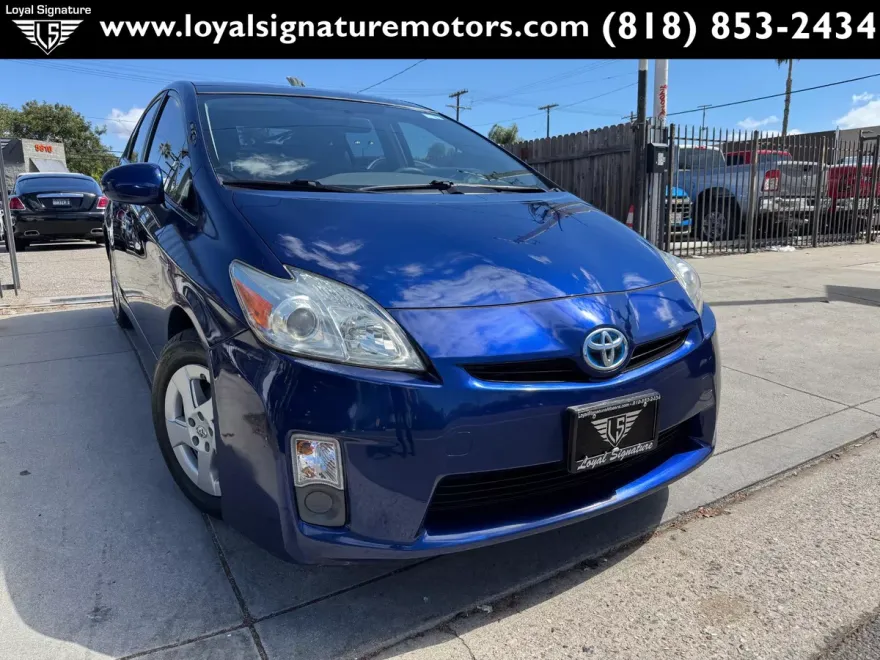 2010 Toyota Prius Three photo 1