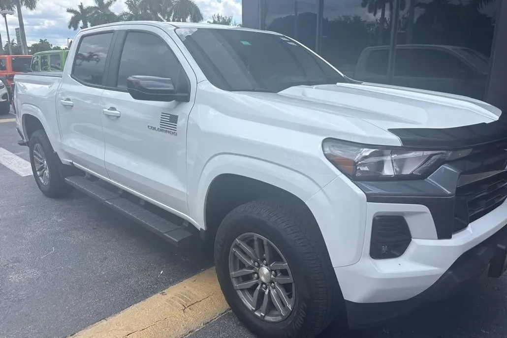 2024 Chevrolet Colorado LT photo 1