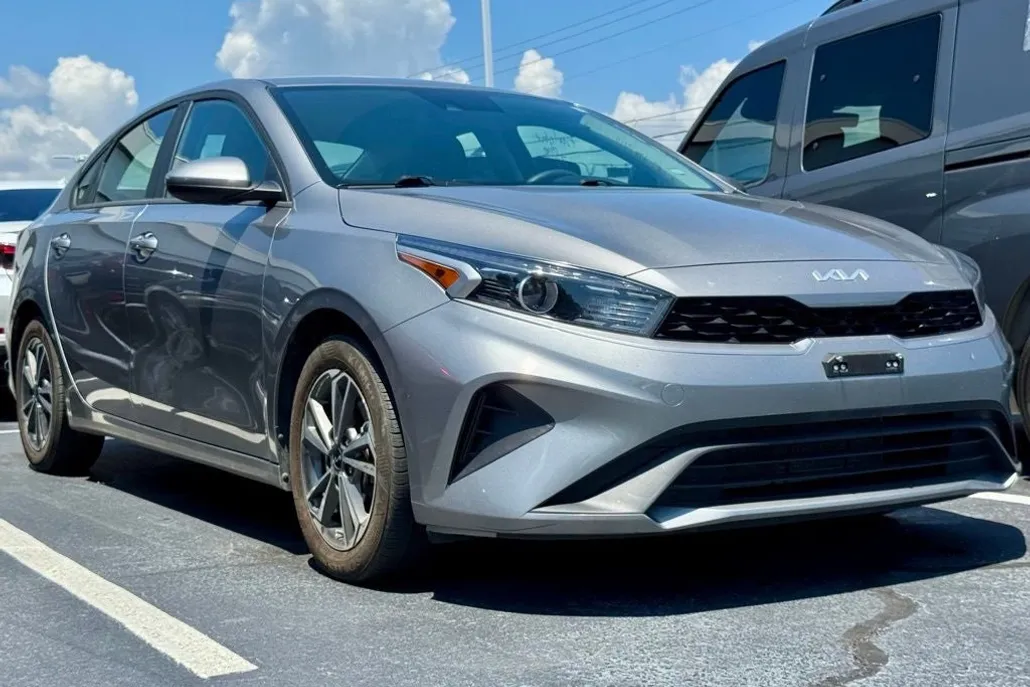 2023 Kia Forte LXS photo 1