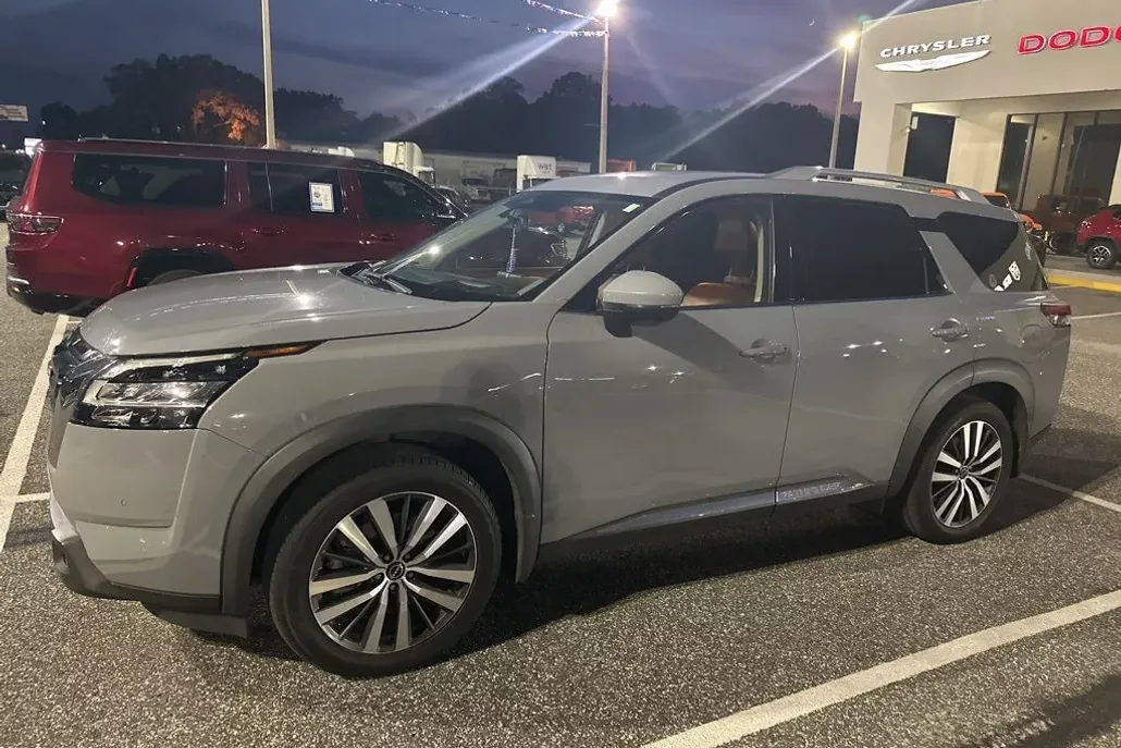 2022 Nissan Pathfinder Platinum photo 1